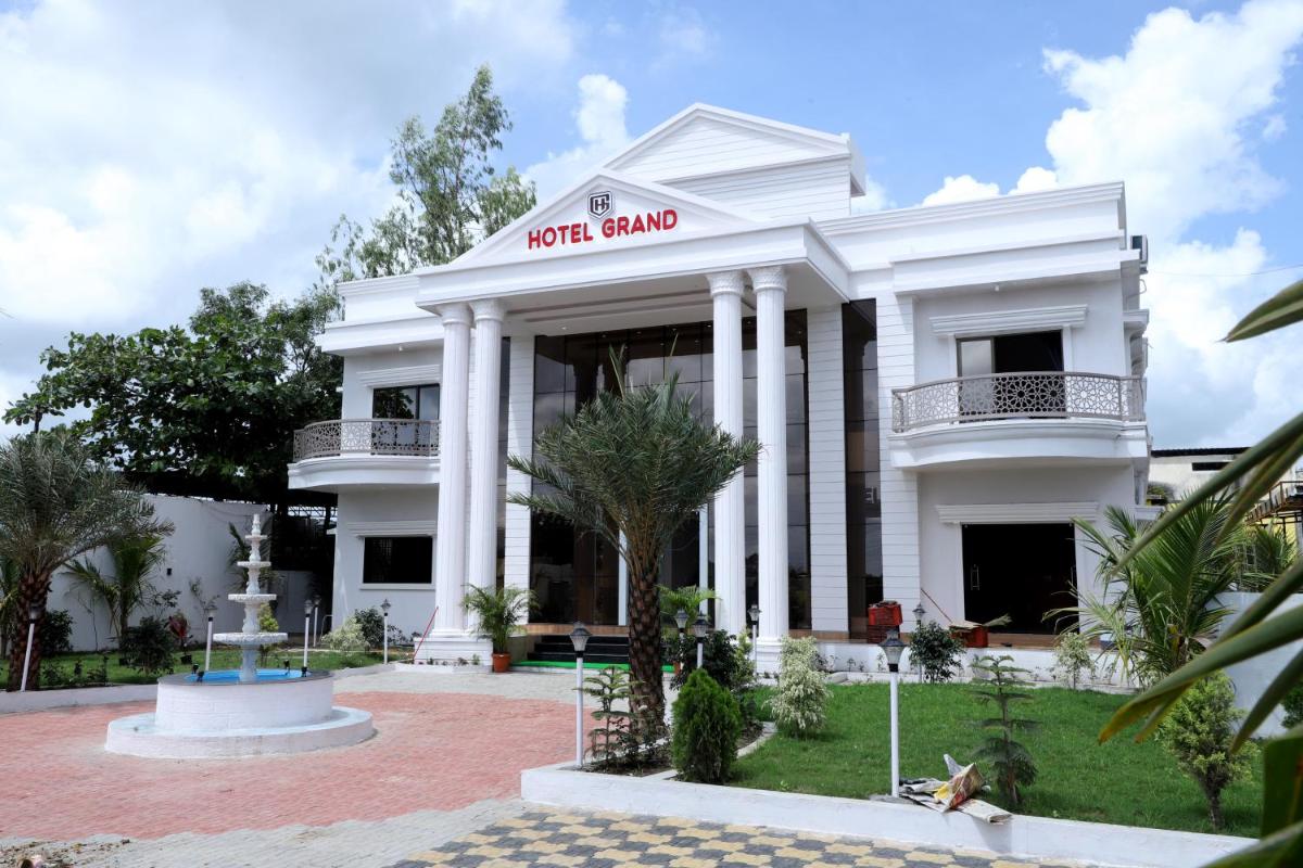 Hotel Grand - Housity