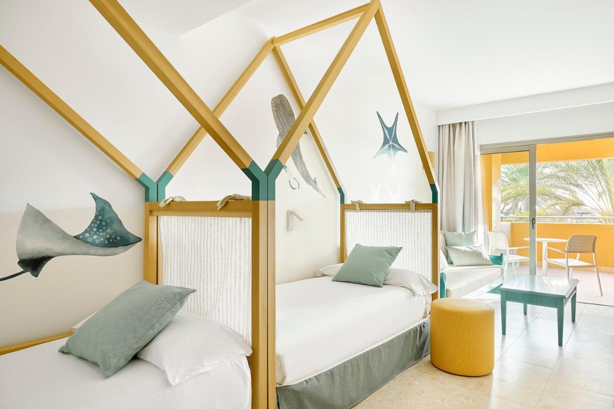Cama o camas de una habitación en Iberostar Waves Gaviotas Park