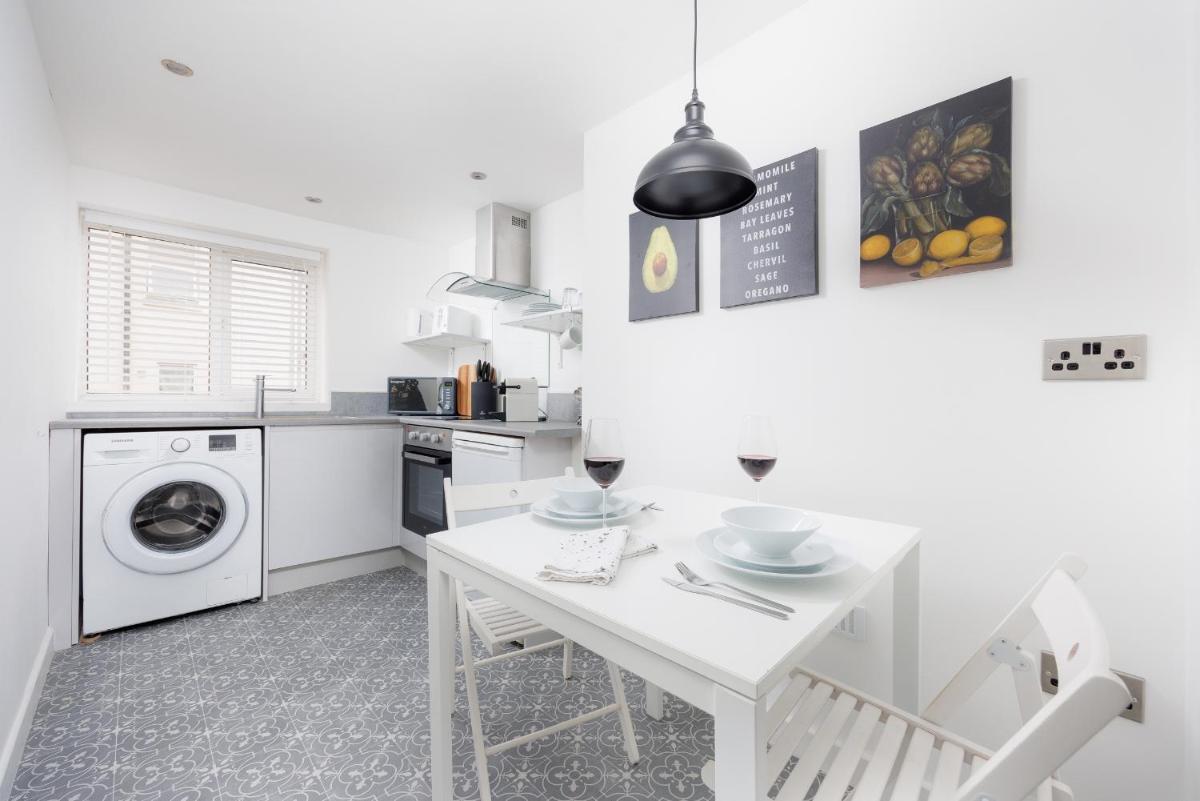 Boujis Central Plymouth Apartment - Sleeps 4 - Habita Property - Housity