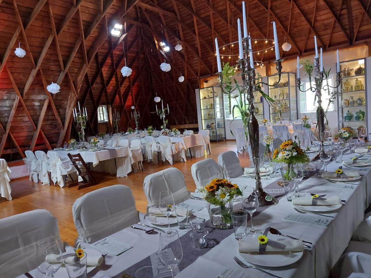 ein Bankettsaal mit weißen Tischen und weißen Stühlen in der Unterkunft Wein- und Landhaus S A Prüm in Bernkastel-Kues