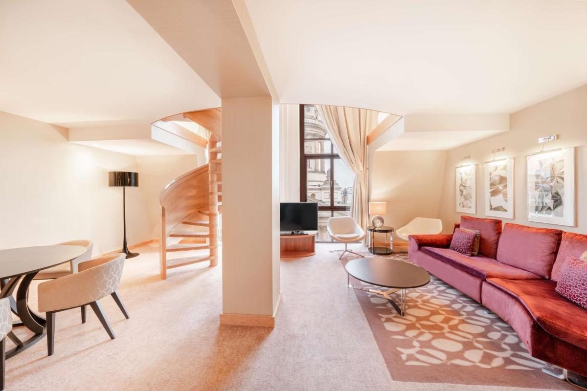 Ein Sitzbereich in der Unterkunft Hilton Berlin