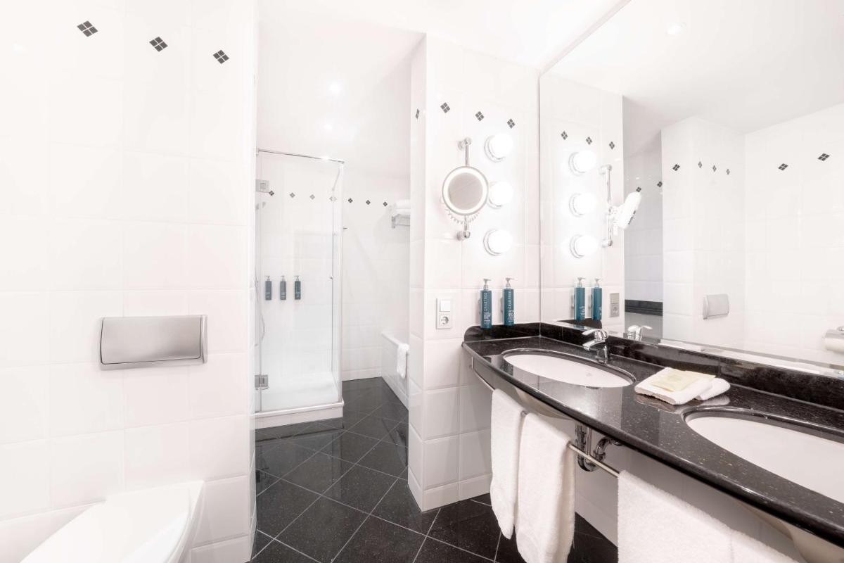 Ein Badezimmer in der Unterkunft Hilton Berlin