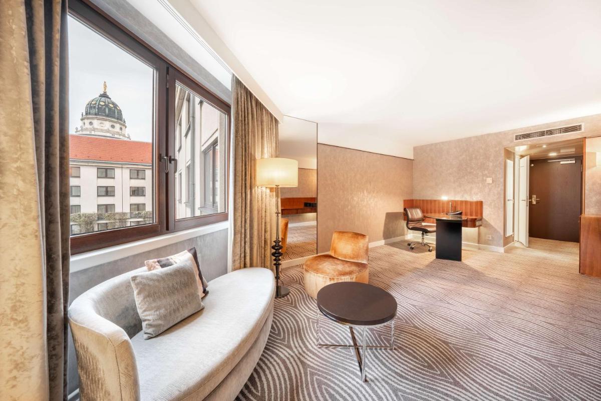 Ein Sitzbereich in der Unterkunft Hilton Berlin