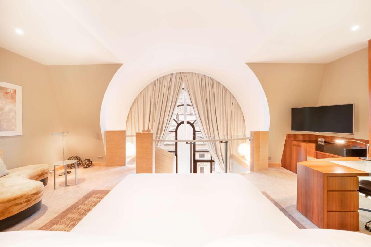 Ein Bett oder Betten in einem Zimmer der Unterkunft Hilton Berlin