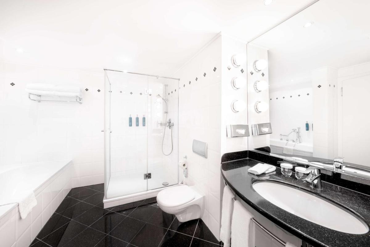 Ein Badezimmer in der Unterkunft Hilton Berlin