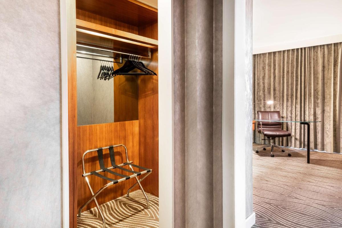 Ein Sitzbereich in der Unterkunft Hilton Berlin