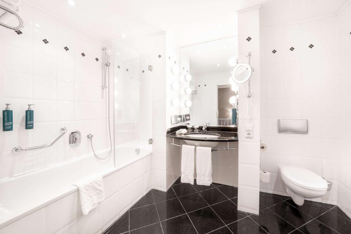 Ein Badezimmer in der Unterkunft Hilton Berlin