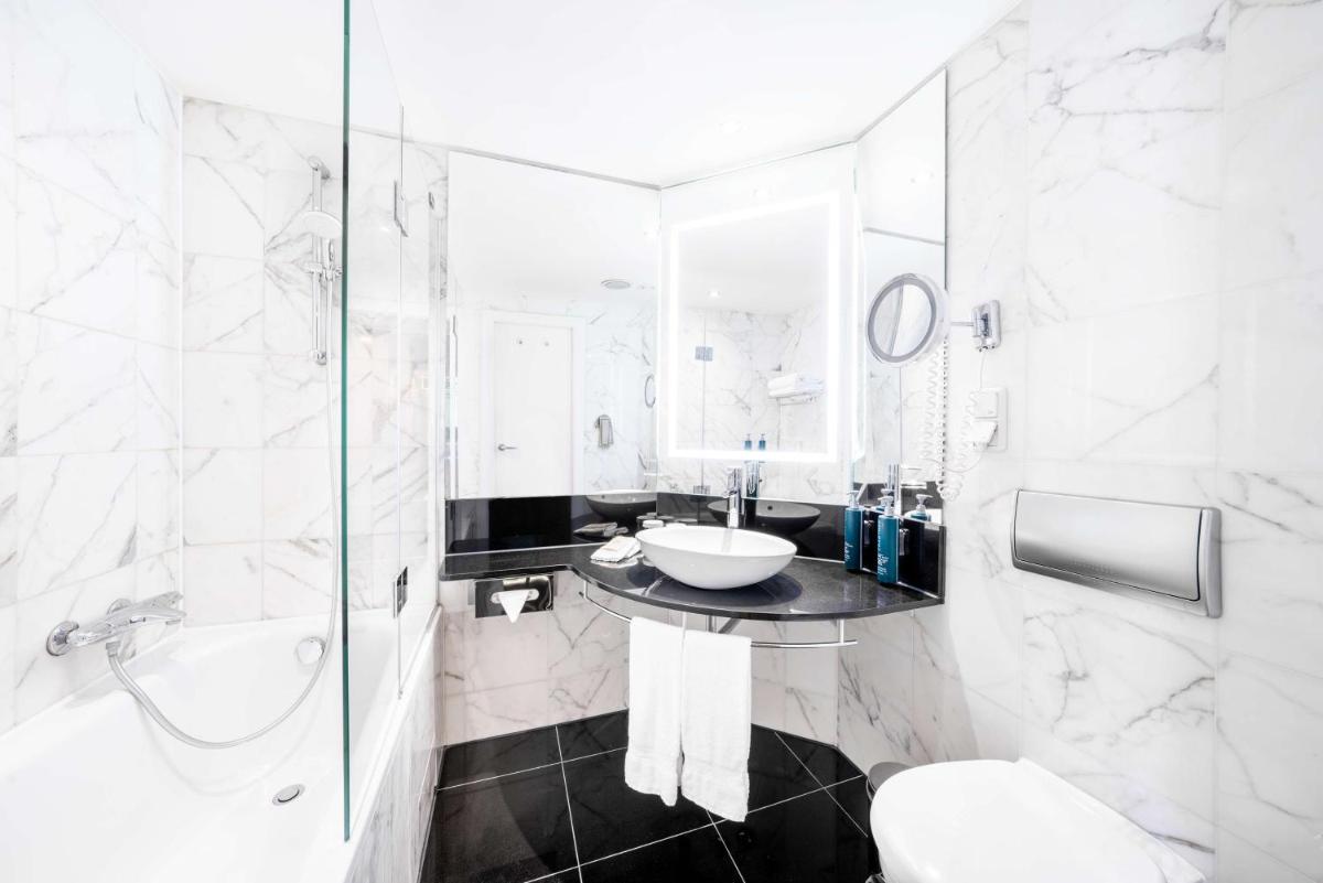 Ein Badezimmer in der Unterkunft Hilton Berlin