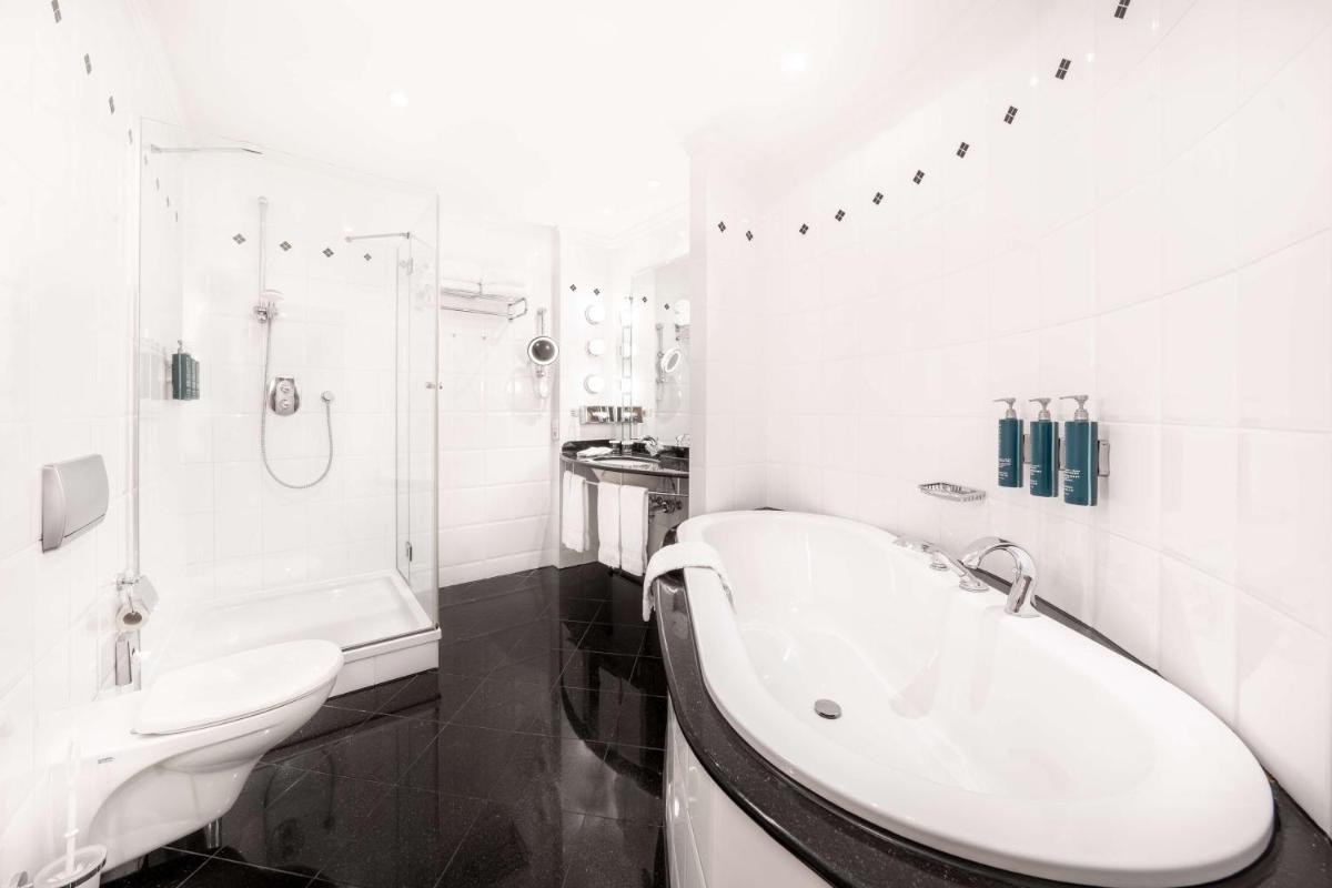 Ein Badezimmer in der Unterkunft Hilton Berlin
