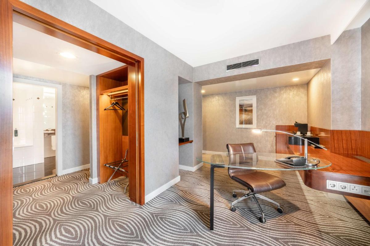 Ein Sitzbereich in der Unterkunft Hilton Berlin