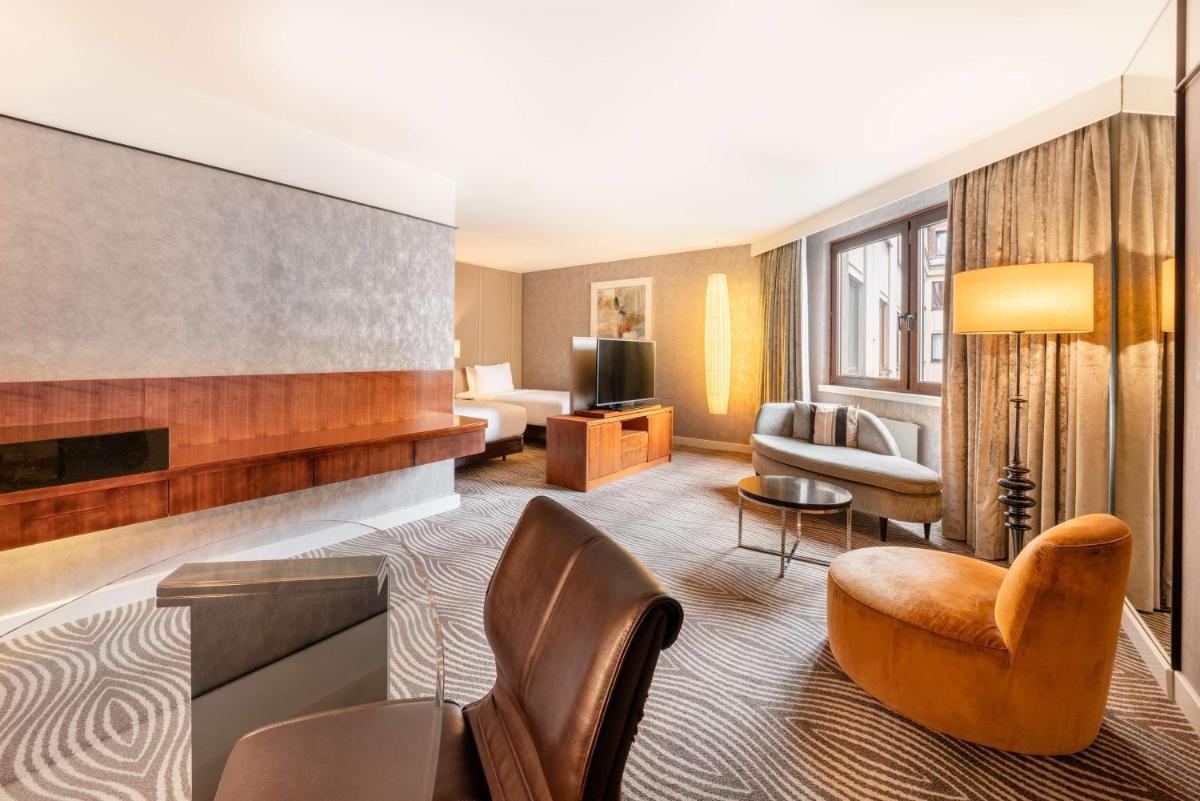Ein Sitzbereich in der Unterkunft Hilton Berlin