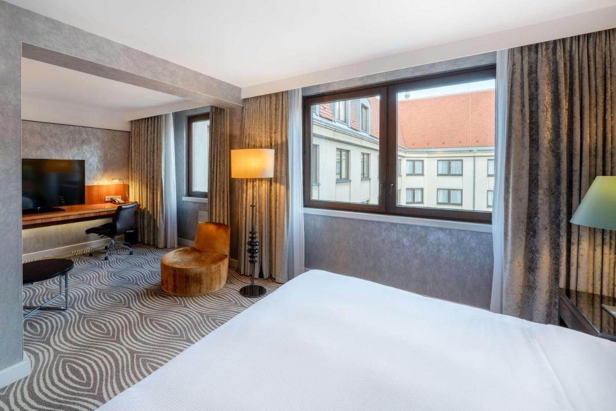 Ein Bett oder Betten in einem Zimmer der Unterkunft Hilton Berlin