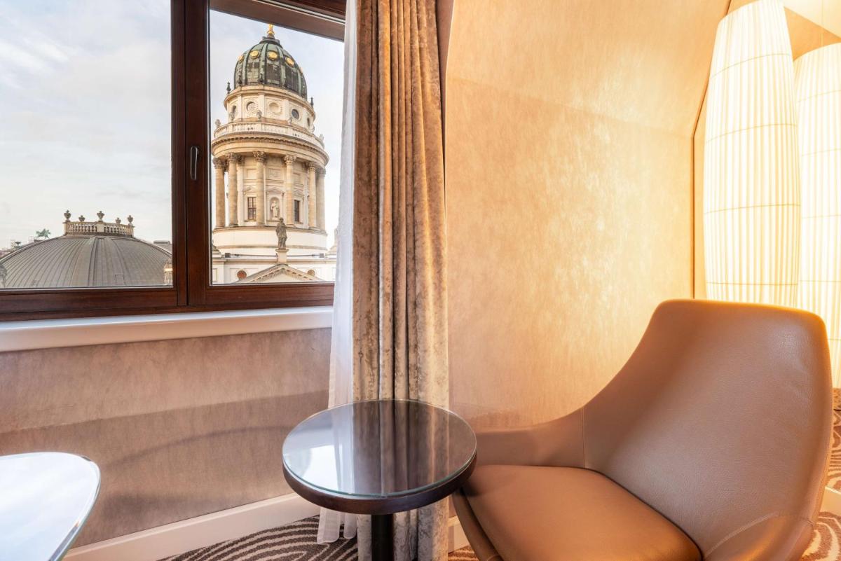 Ein Sitzbereich in der Unterkunft Hilton Berlin