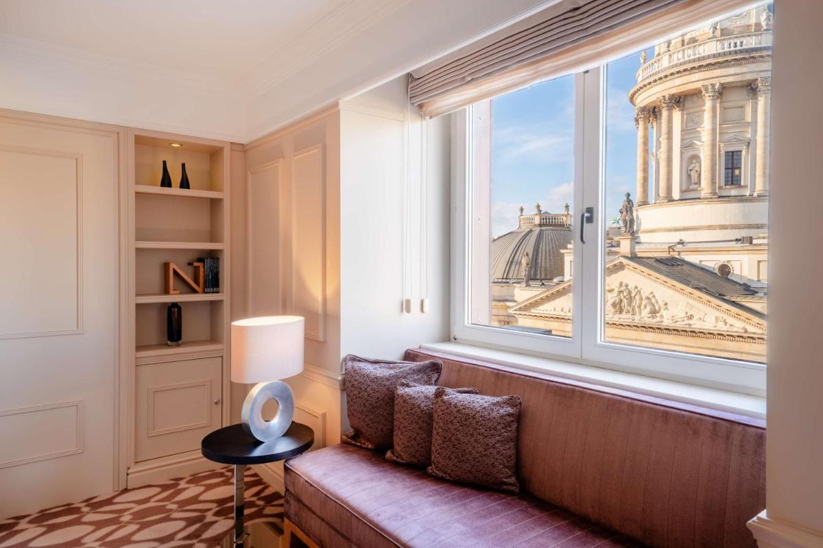 Ein Sitzbereich in der Unterkunft Hilton Berlin