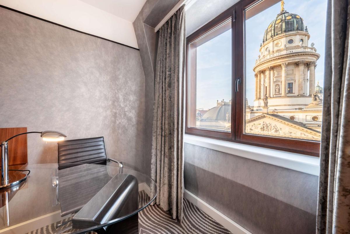 Ein Sitzbereich in der Unterkunft Hilton Berlin