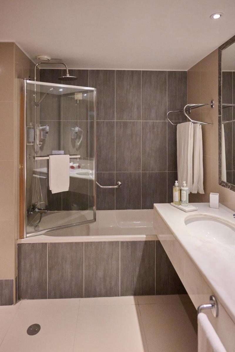 Uma casa de banho em Quintinha Sao Joao Hotel & Spa