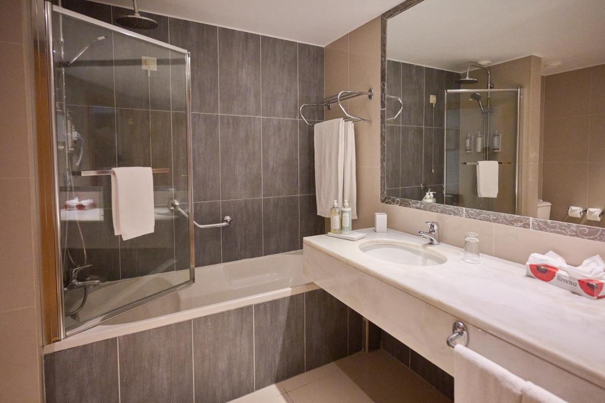 Uma casa de banho em Quintinha Sao Joao Hotel & Spa