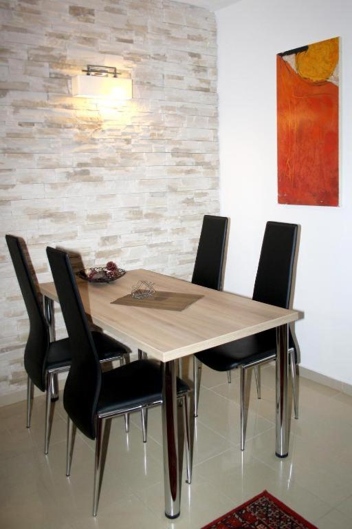 Guest House Vila Pod Lesom - Housity