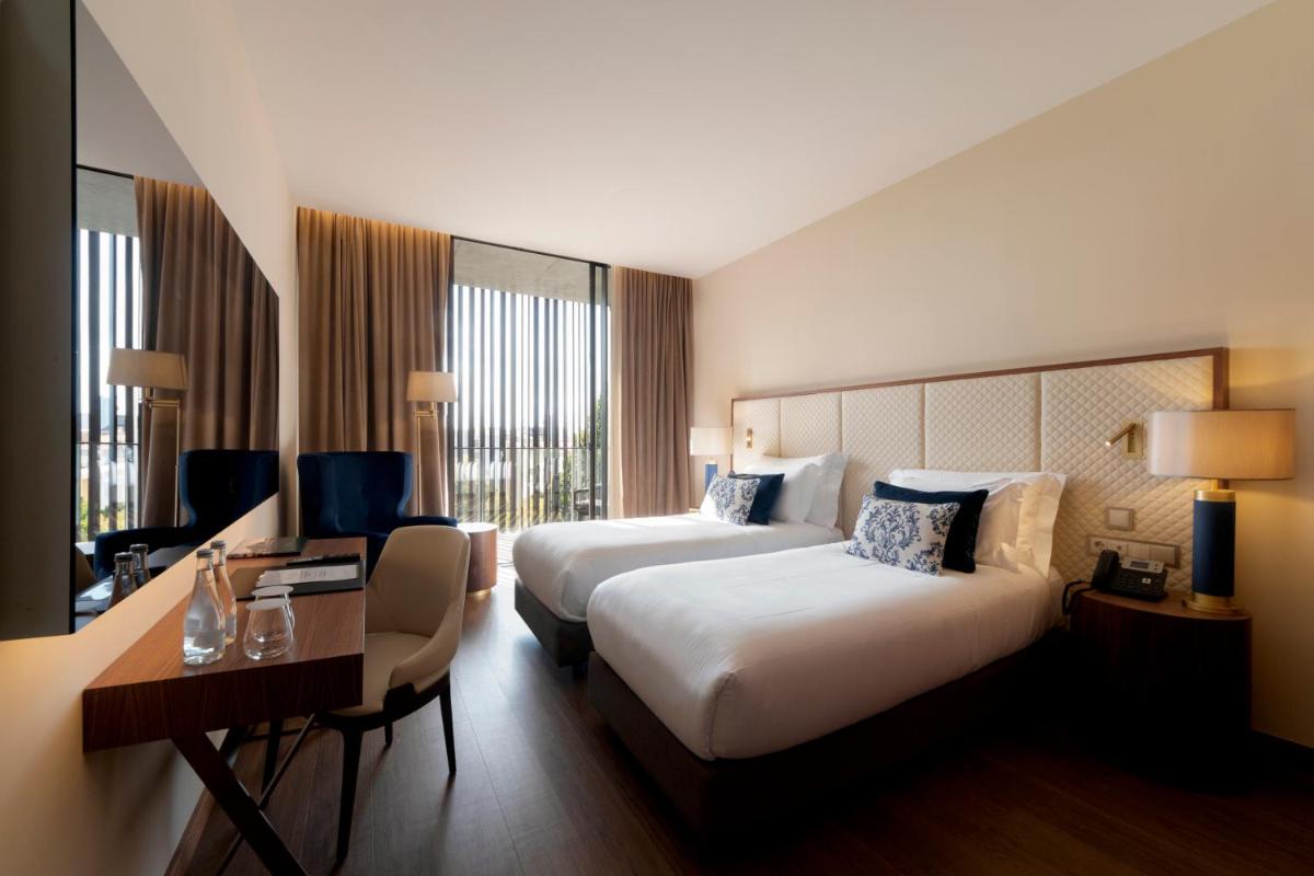 Uma cama ou camas num quarto em Boeira Garden Hotel Porto Gaia, Curio Collection by Hilton