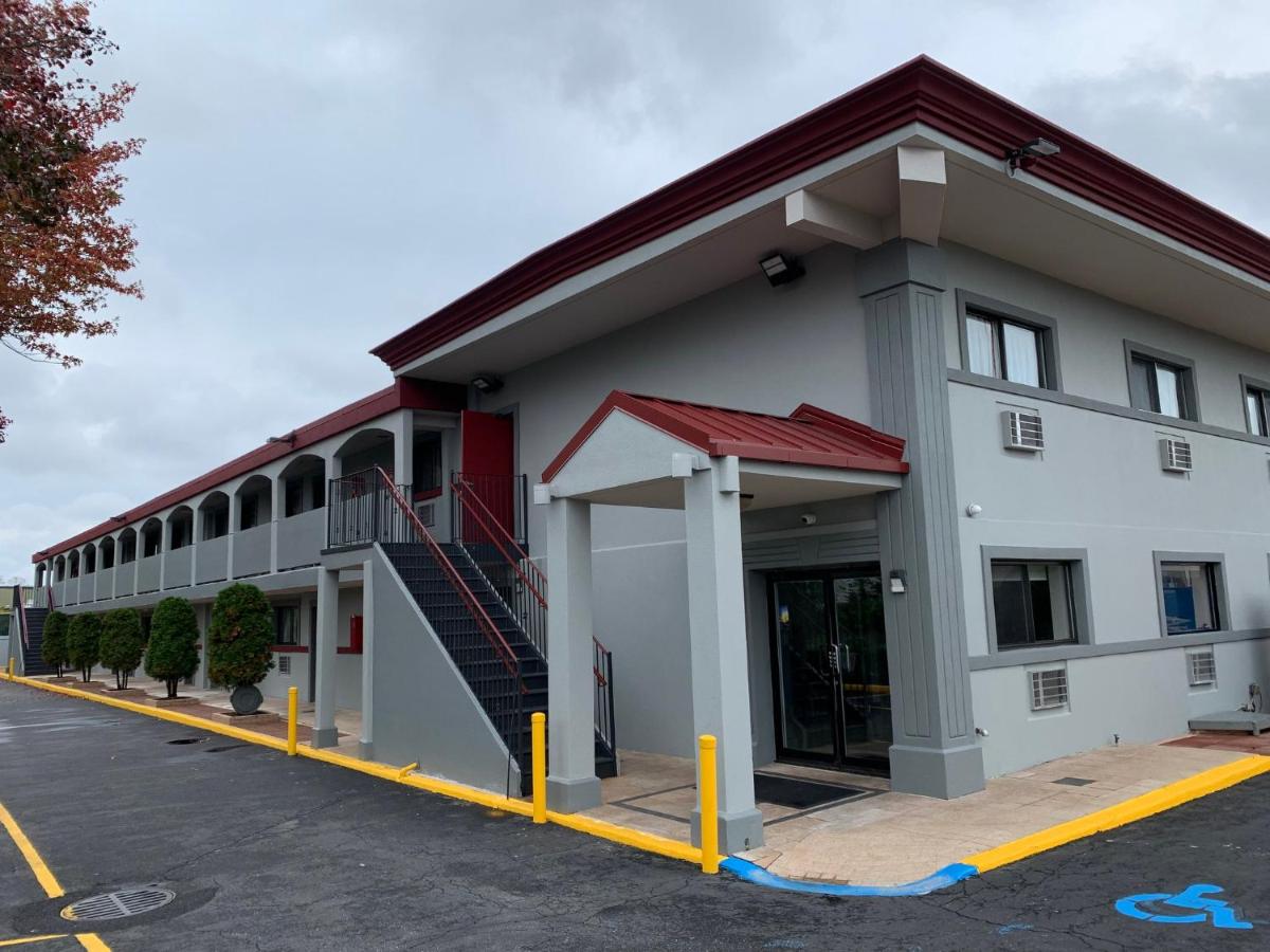 Red Roof Inn Copiague - Housity