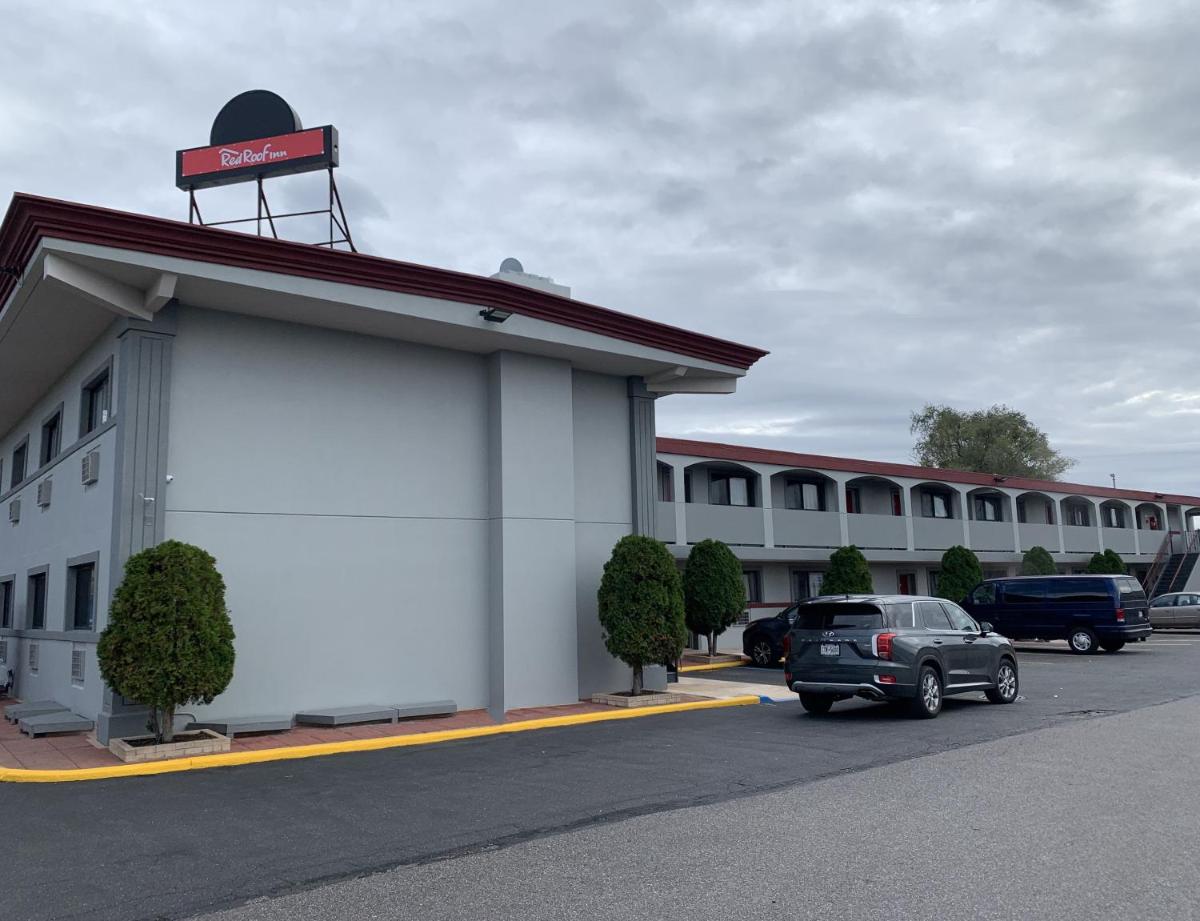 Red Roof Inn Copiague - Housity