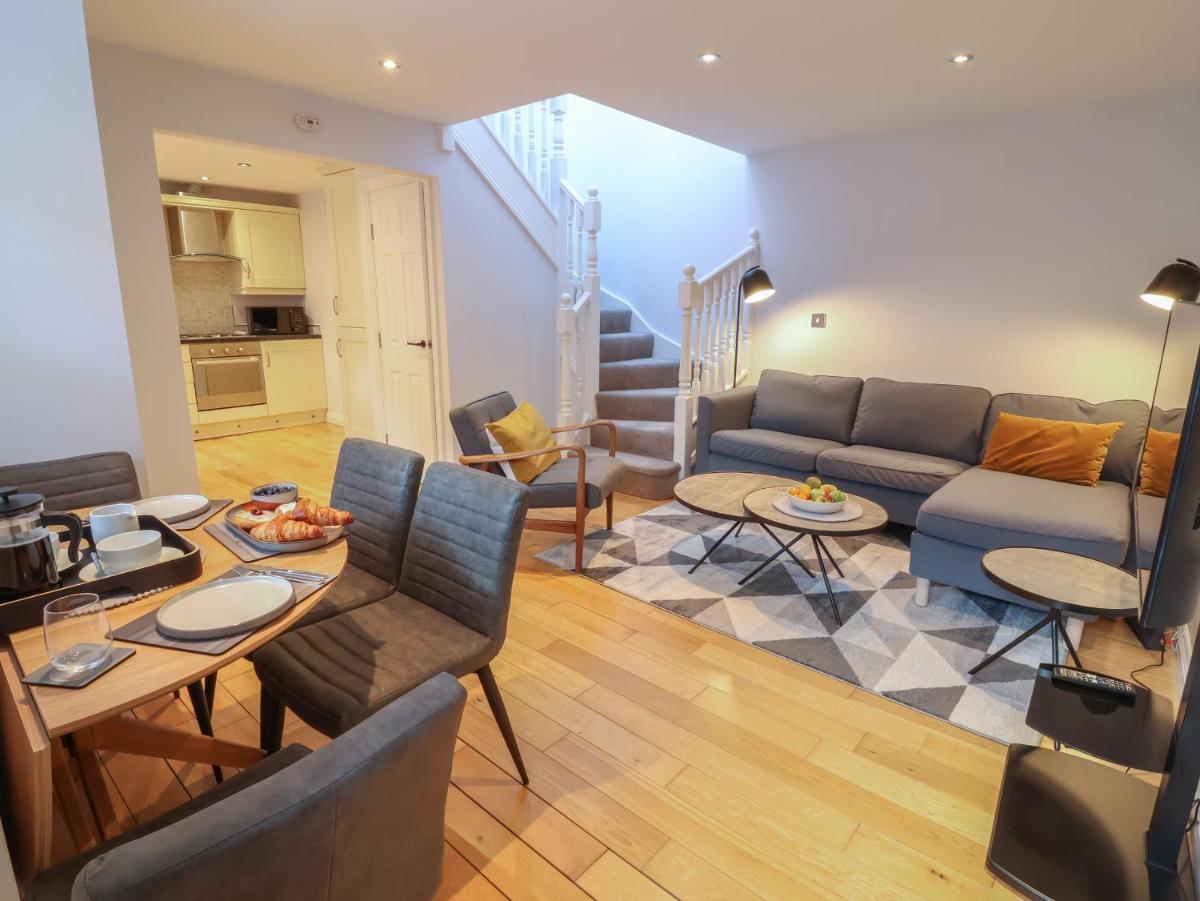 Spring Rose - Housity