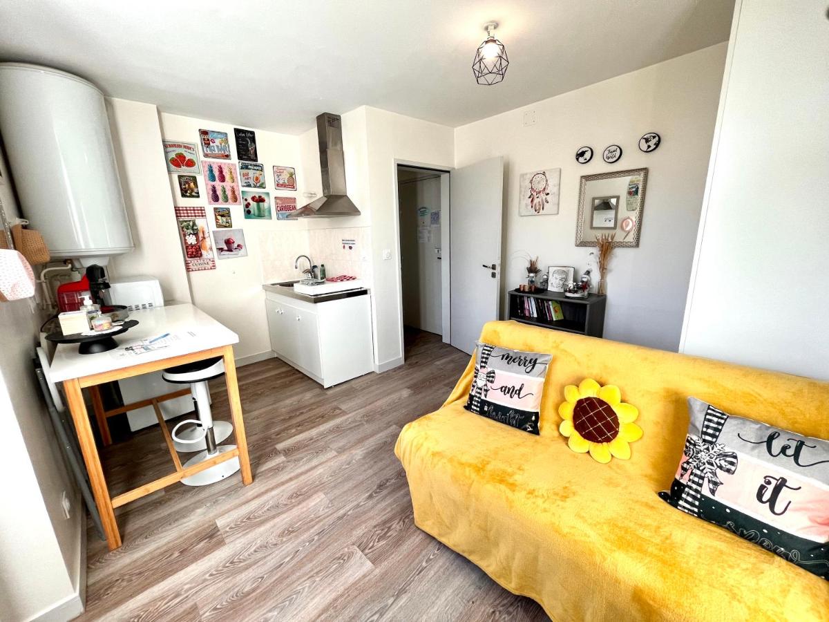 Le Cosy, accès terrasse de l'établissement - Housity