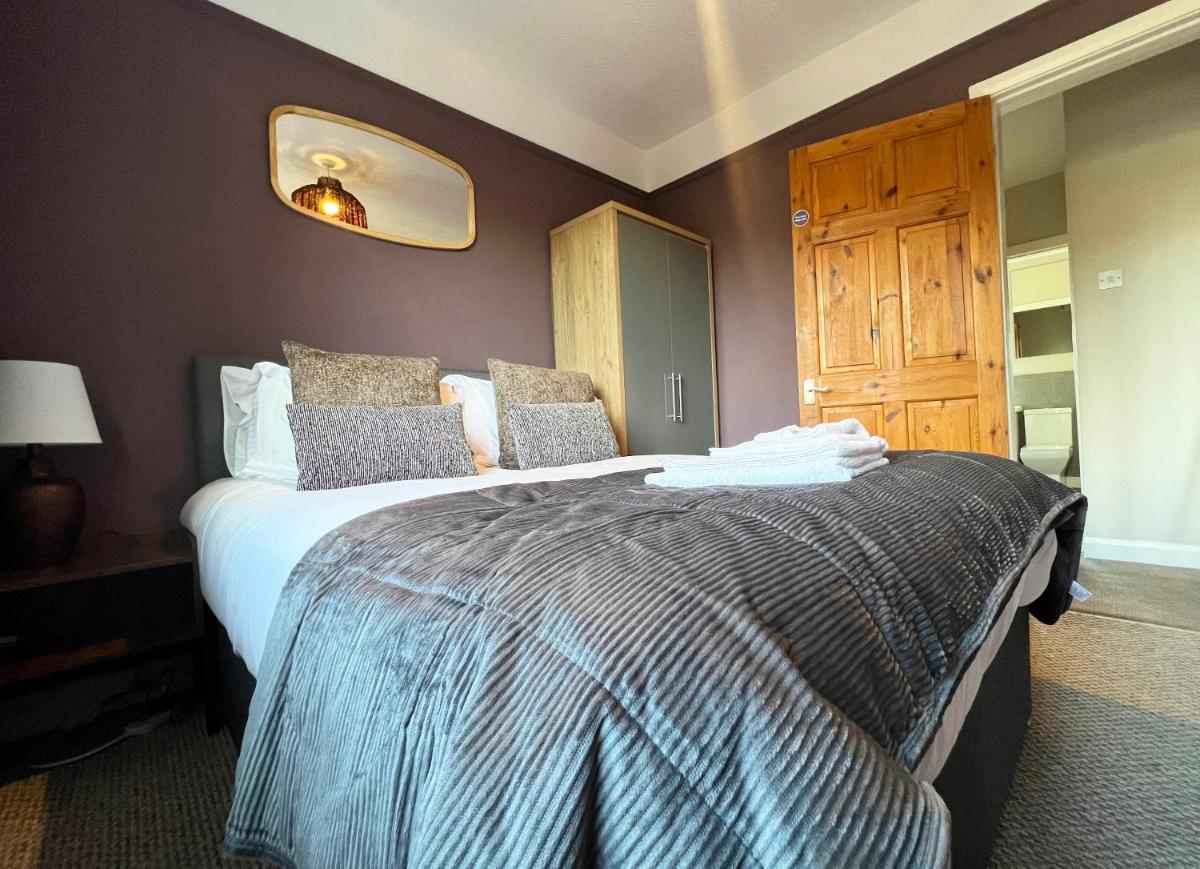 Recently Refurbished 3 Bedroom Home with Parking - Perfect for Longstays - Sleeps 8 - Housity