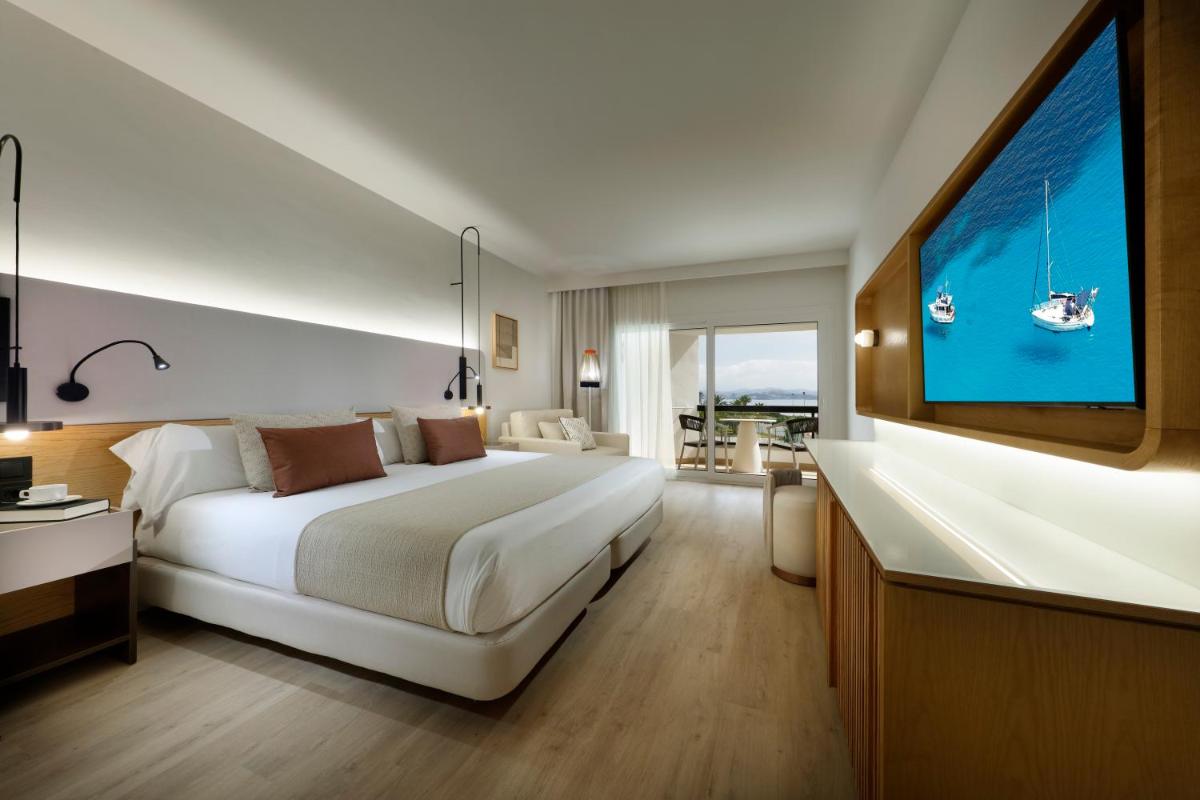 Cama o camas de una habitación en Grand Palladium Select Palace Ibiza - All Inclusive