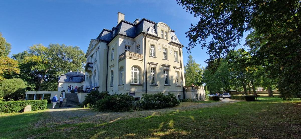 Pałac Borowa - Housity
