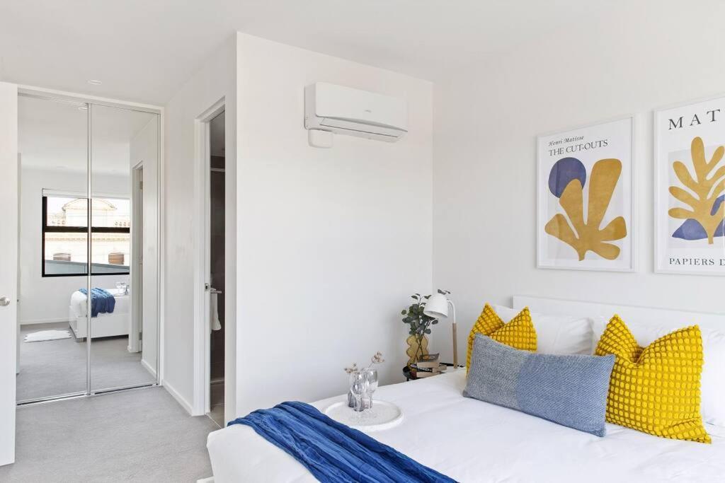 Caulfield Elegance: Chic Abode - Housity