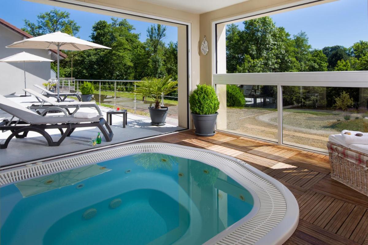 Piscine de l'établissement Hotel Blanc ou située à proximité