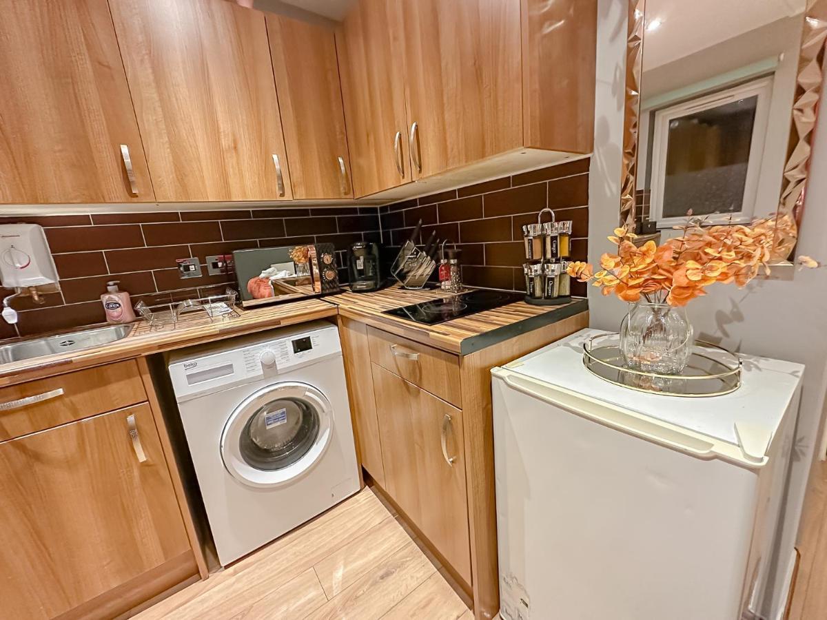Stunning Studio Garden House - Free Wifi & Parking - Housity