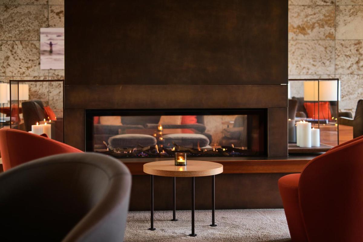 Ein Sitzbereich in der Unterkunft Aalernhüs hotel & spa