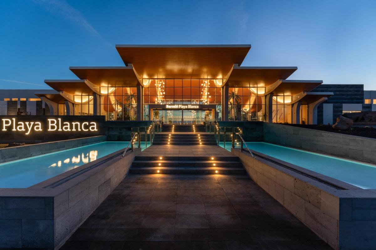 un edificio con piscina por la noche en Barceló Playa Blanca, en Playa Blanca