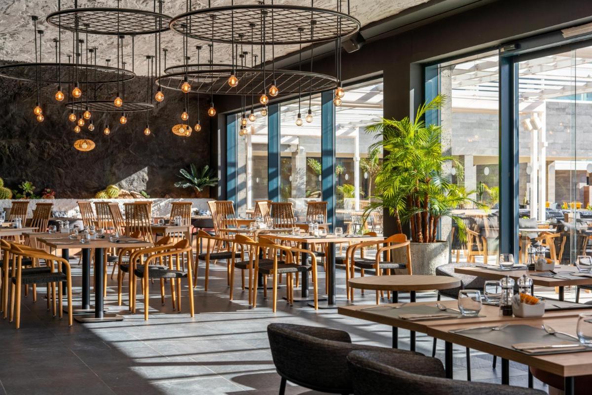Un restaurante o sitio para comer en Barceló Playa Blanca