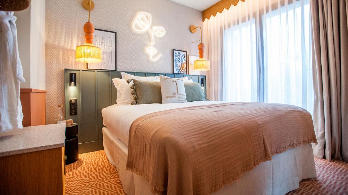 Un ou plusieurs lits dans un hébergement de l'établissement Bloom House Hôtel & SPA