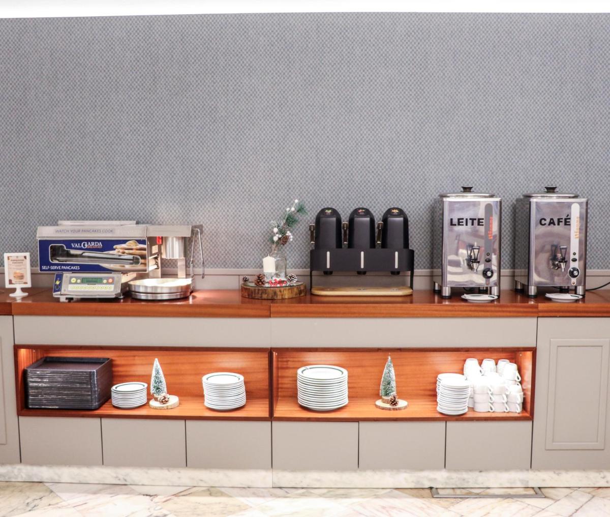 Comodidades para chá e café em Hotel São Bento da Porta Aberta & Spa