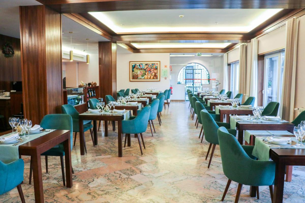 Um restaurante ou outro lugar para comer em Hotel São Bento da Porta Aberta & Spa