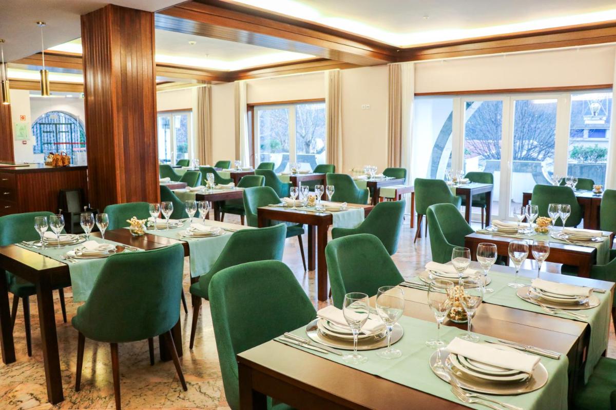 Um restaurante ou outro lugar para comer em Hotel São Bento da Porta Aberta & Spa