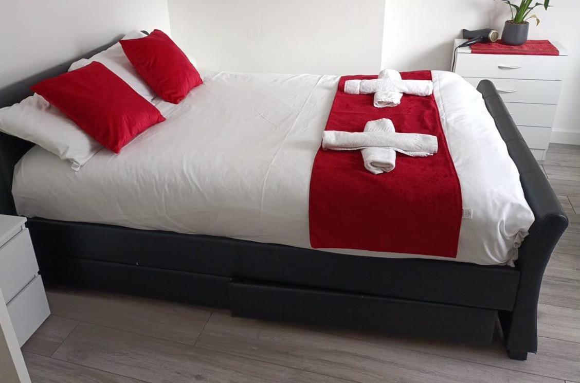 Gresham Home - close to ExCel, contractors, relocators, paid parking - Housity