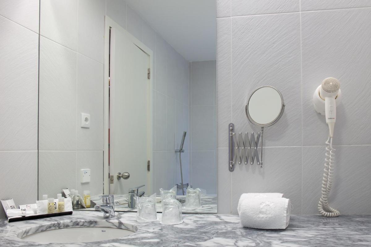 Uma casa de banho em Hotel São Bento da Porta Aberta & Spa