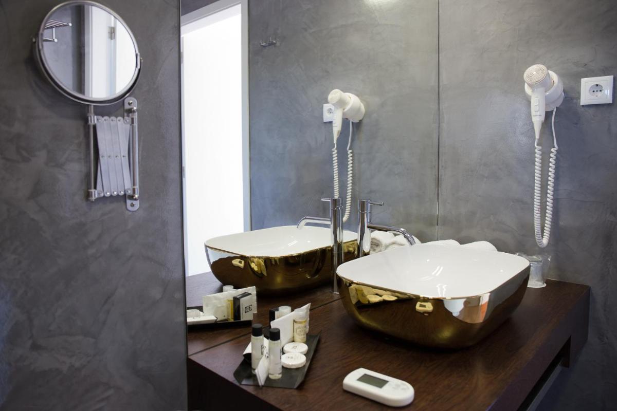 Uma casa de banho em Hotel São Bento da Porta Aberta & Spa