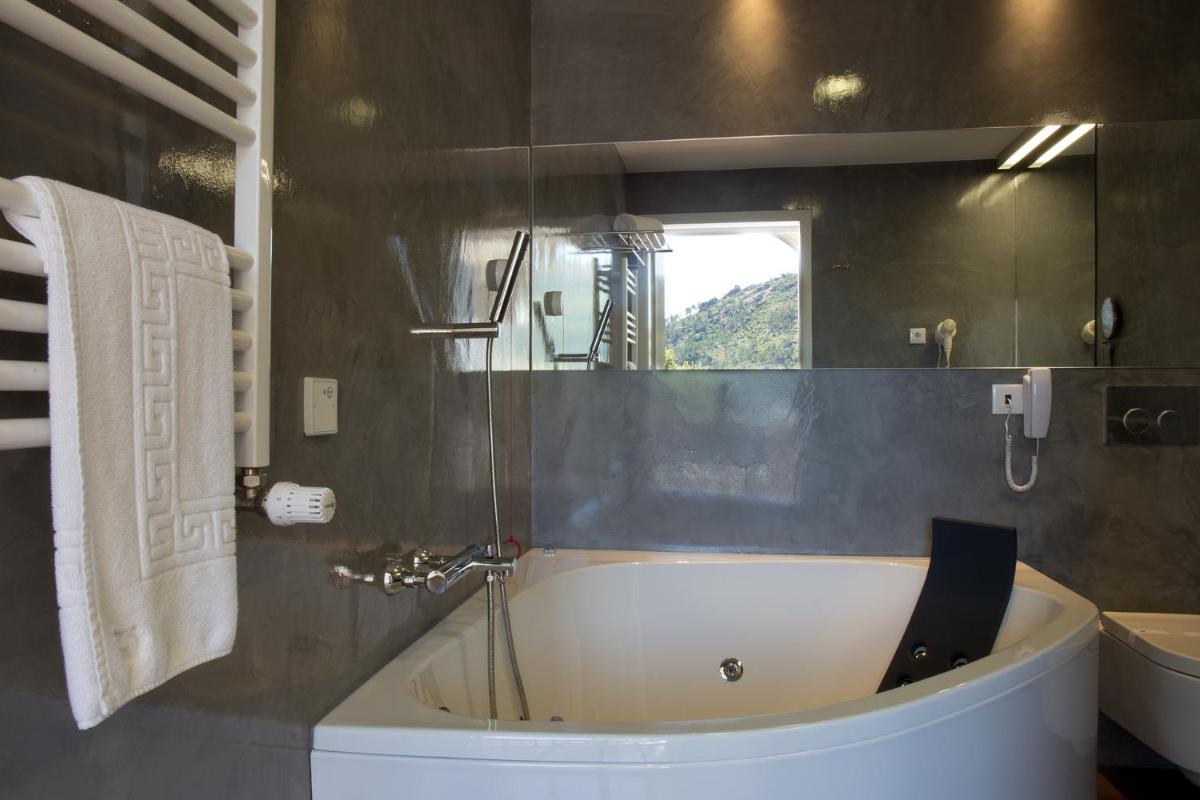 Uma casa de banho em Hotel São Bento da Porta Aberta & Spa