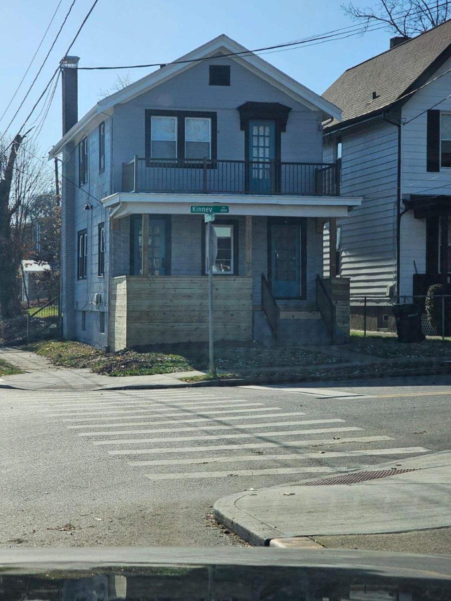 Centrally Located Home- 10 Minutes from downtown - Housity