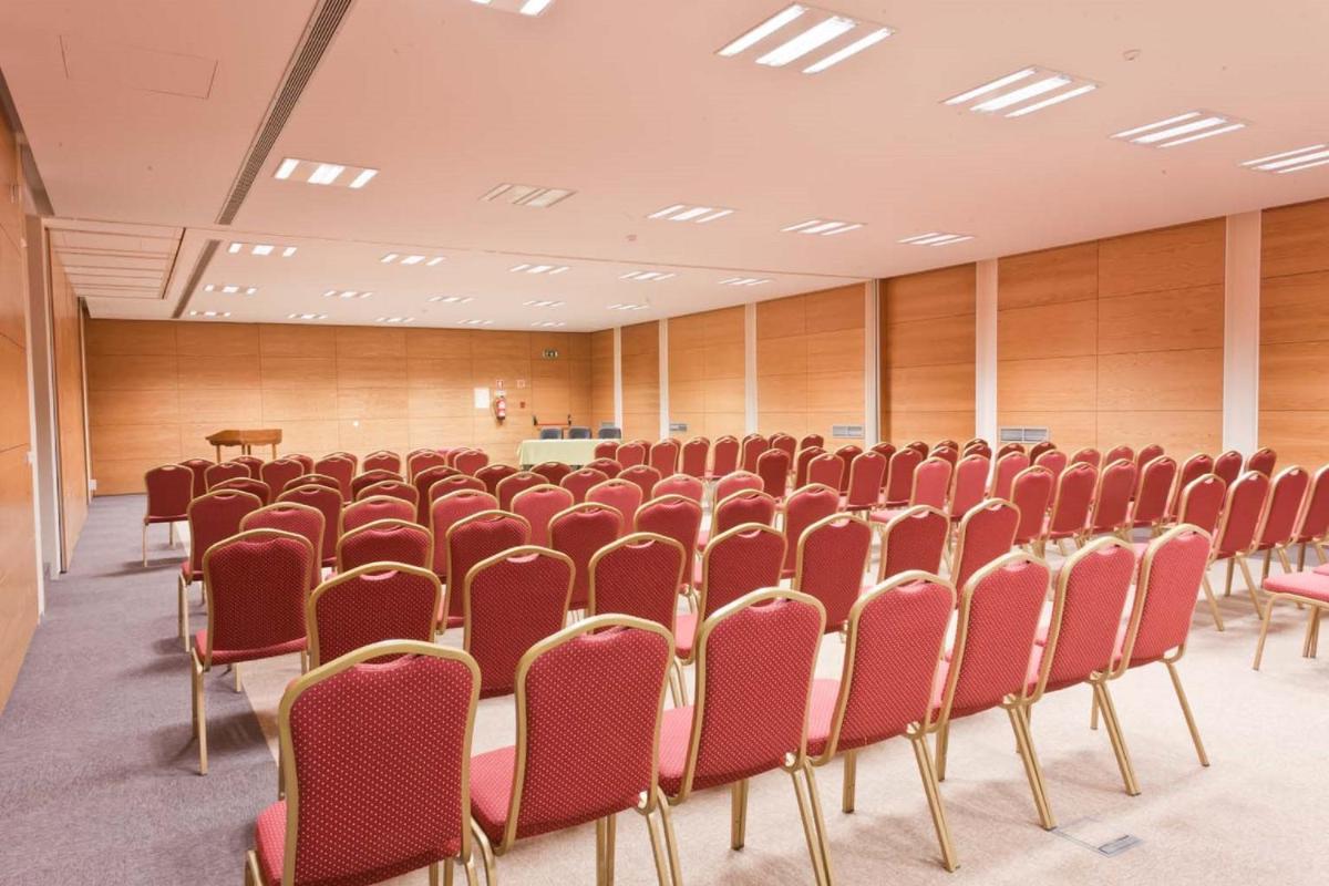 A área empresarial e/ ou a sala de conferências de Curia Palace Hotel & Spa