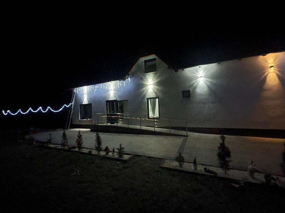 Casuta din drumul muntelui - Housity