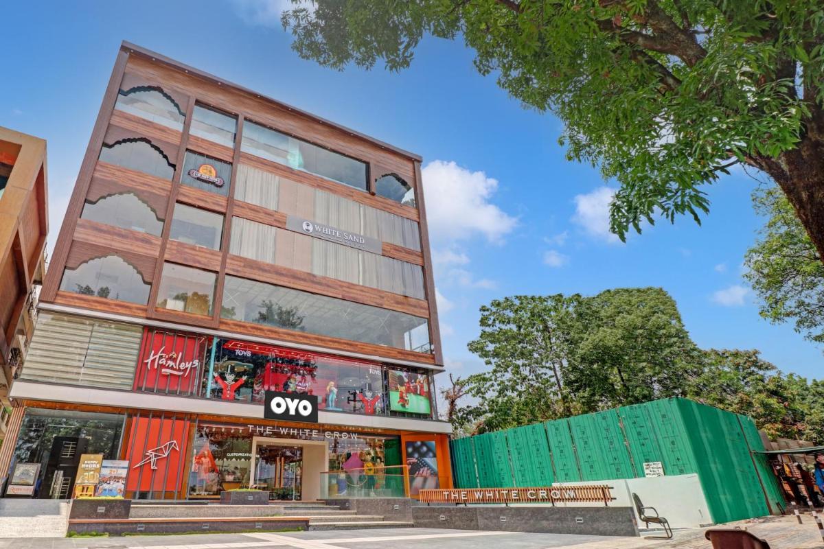 Super OYO Townhouse 1232 White Sand - Housity