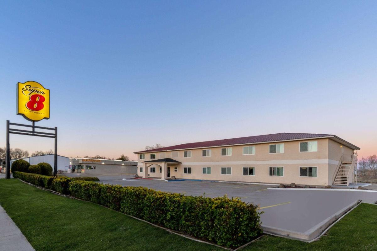Super 8 by Wyndham Clayton - Housity