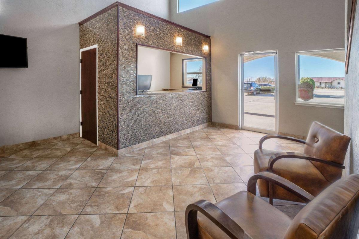 Super 8 by Wyndham Clayton - Housity
